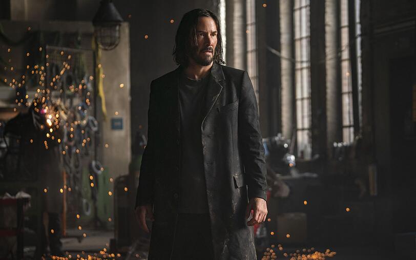 Neo (Keanu Reeves) greift auf seine besonderen Fähigkeiten zurück, um Trinity und sich zu retten. Neo (Keanu Reeves) greift auf seine besonderen Fähigkeiten zurück, um Trinity und sich zu retten.