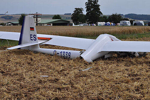 In 30 Metern Höhe schmierte das Segelflugzeug ab, stürzte auf einen Acker.