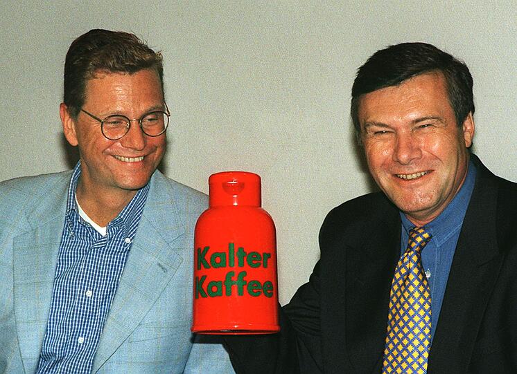 Westerwelle mit dem damaligen FDP-Vorsitzenden Wolfgang Gerhardt: Die Tasse mit der Aufschrift "Kalter Kaffee" ist eine Spitze gegen die damalige Rot-Grüne Bundesregierung.
