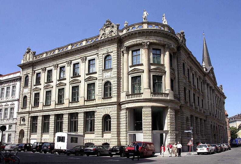3600 neue Wohnungen: Der Kauf der HypoVereinsbank-Zentrale in der Kardinal-Faulhaber-Straße durch die Bayerische Hausbau war letztes Jahr ein echter Immobilien-Clou. Was nach dem Auszug der Banker in etwa sieben Jahren mit dem Haus passiert, ist noch offen. Derzeitige Optionen: Büros oder Hotel. Fertiggestellt und komplett vermietet wurde das &bdquo;m.pire&ldquo; in der Parkstadt Schwabing, das Joseph- Pschorr-Haus in der Fußgängerzone wächst dem Richtfest entgegen. Allein in München plant und baut die Bayerische Hausbau derzeit etwa 3600 Wohnungen plus 160.000 Quadratmeter Gewerbebauten.