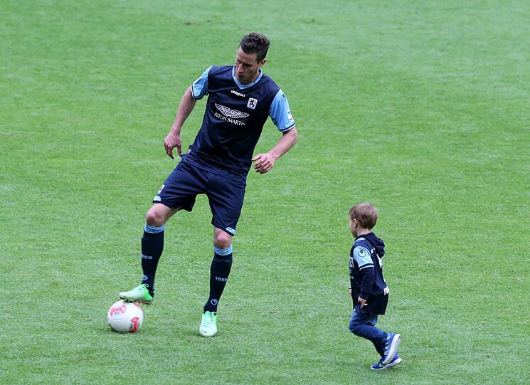 Nach dem Spiel kamen die Kinder von Rob Friend aufs Spielfeld.