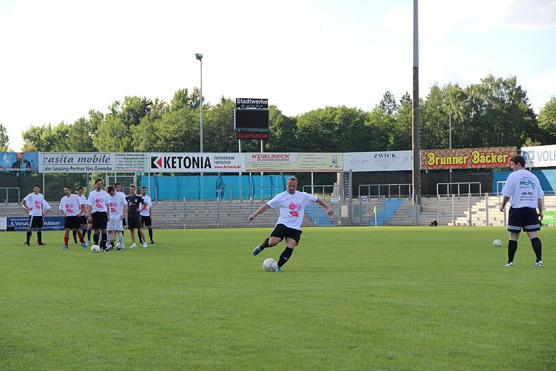 Ausnahmezustand vor Guardiolas erstem Spiel in Weiden: Die AZ war schon da und zeigt in der Bilderstrecke, was die Bayern dort erwartet.