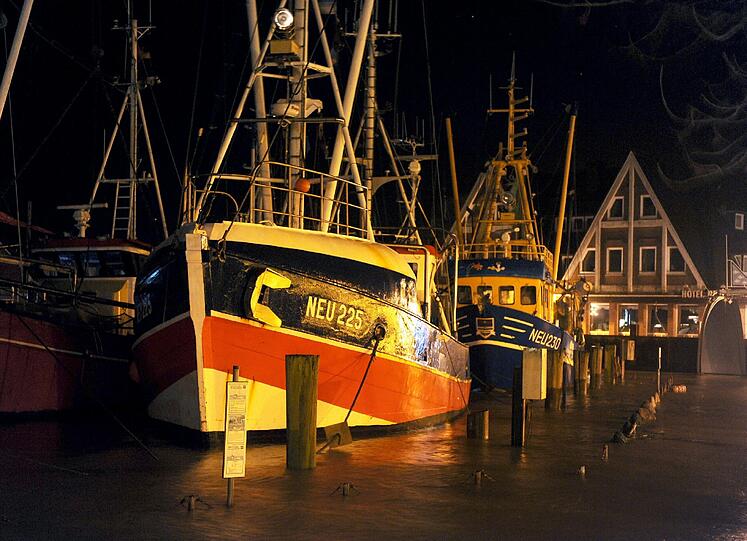 Die Kutter im Hafen von Neuharlingersiel (Niedersachsen) schwimmen bei starker Sturmflut besonders hoch auf.
