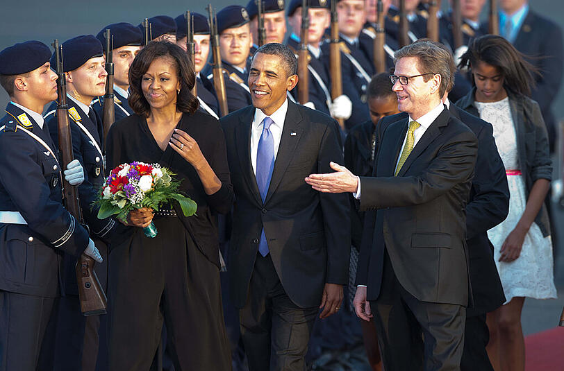 Welcome, Mr. President. Im Juni 2013 begrüßt Westerwelle Barack Obama und seine Familie auf dem Flughafen Berlin Tegel.