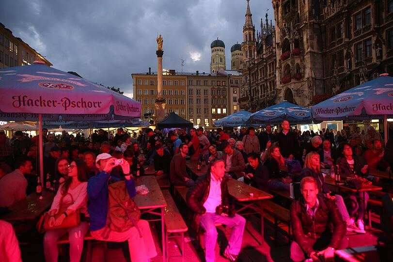 So schön kann nachtschwärmen sein: Die Schöne Münchnerin bei der Shoppingnacht 2018 auf dem Marienplatz. Die Bilder.