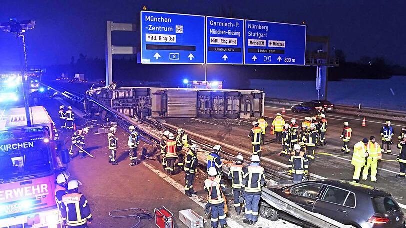 Der Lkw krachte in die Leitplanke, auch ein anderes Auto war am Unfall beteiligt.