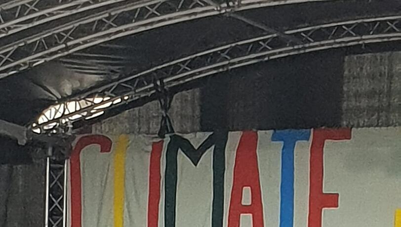 Claus von Wagner zeigt sich in München solidarisch mit den Demonstrierenden. Claus von Wagner zeigt sich in München solidarisch mit den Demonstrierenden.