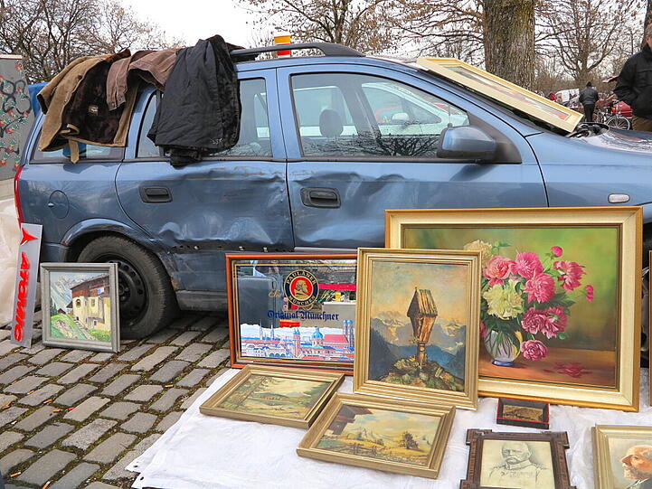 ... dieser gut umrahmten Beule, findet sich allerlei Kurioses auf dem Flohmarkt.