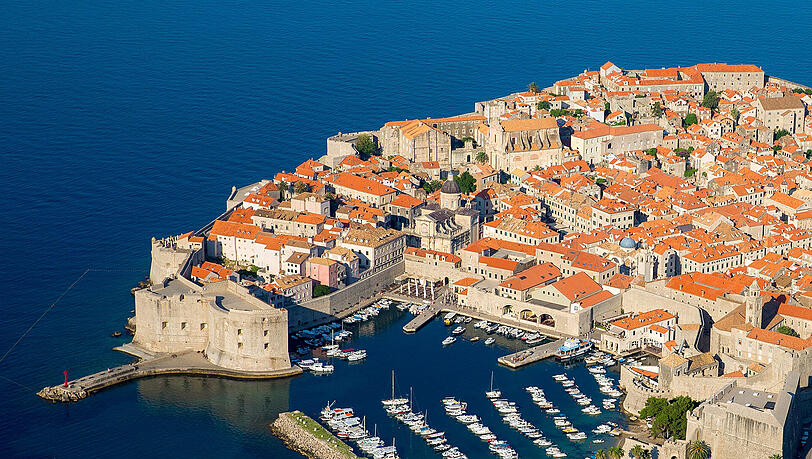 Blick auf die Altstadt von Dubrovnik (Kroatien). Auch in der siebten Staffel der Fantasy-Saga "Game of Thrones", die am 17.07.2017 auf dem Pay-TV-Sender Sky Atlantic HD (20.15 Uhr) startet, dient Dubrovnik als Kulisse von Königsmund. Blick auf die Altstadt von Dubrovnik (Kroatien). Auch in der siebten Staffel der Fantasy-Saga "Game of Thrones", die am 17.07.2017 auf dem Pay-TV-Sender Sky Atlantic HD (20.15 Uhr) startet, dient Dubrovnik als Kulisse von Königsmund.