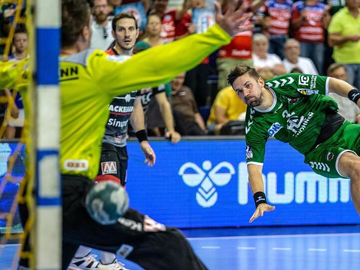 Berlins Fabian Wiede (r.) wirft den Ball in das Tor von Erlangens Carsten Lichtlein. Foto: Andreas Gora