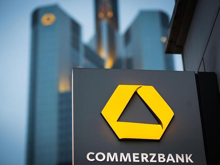 Das Schild einer Commerzbank-Filiale in der Nähe der Zentrale in Frankfurt.
