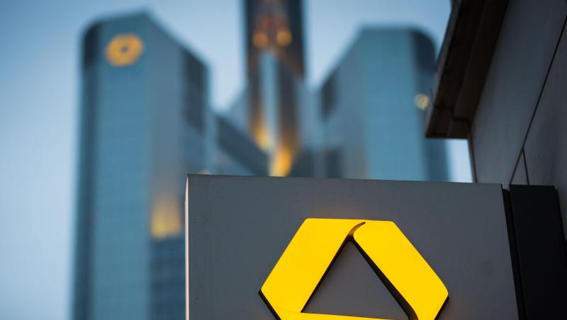 Das Schild einer Commerzbank-Filiale in der Nähe der Zentrale in Frankfurt. Das Schild einer Commerzbank-Filiale in der Nähe der Zentrale in Frankfurt.