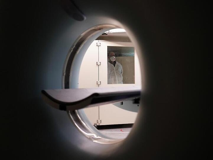 Ein Arbeiter schaut aus einem Diagnosegerät in einem provisorischen Krankenhaus in Madrid.