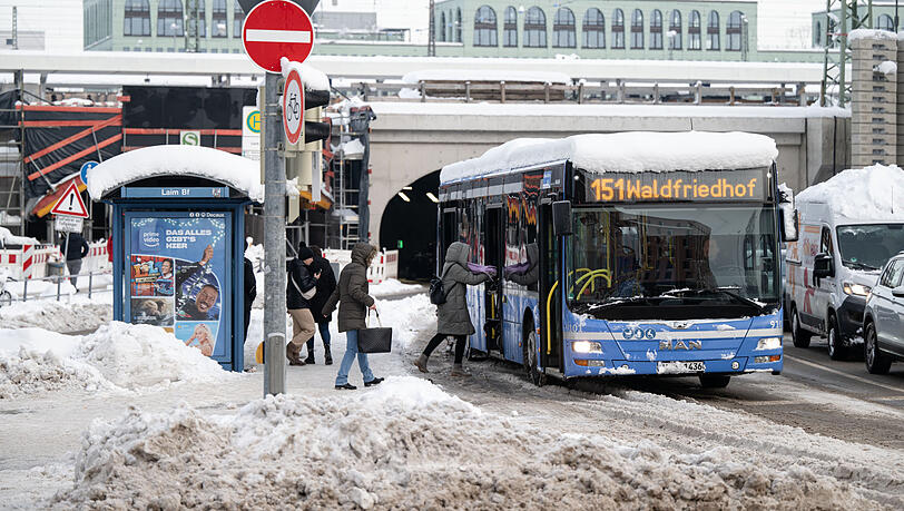 Ein Bus der Linie 151 hält an der Haltestelle "Laim Bahnhof". Die Busse haben erst Montag wieder den Betrieb richtig aufgenommen. Ein Bus der Linie 151 hält an der Haltestelle "Laim Bahnhof". Die Busse haben erst Montag wieder den Betrieb richtig aufgenommen.