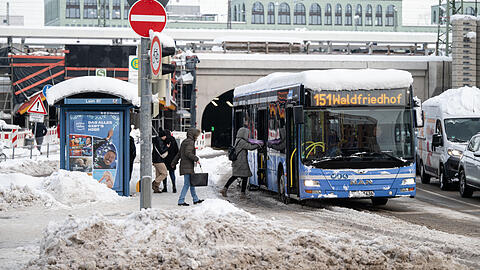 Ein Bus der Linie 151 hält an der Haltestelle "Laim Bahnhof". Die Busse haben erst Montag wieder den Betrieb richtig aufgenommen.