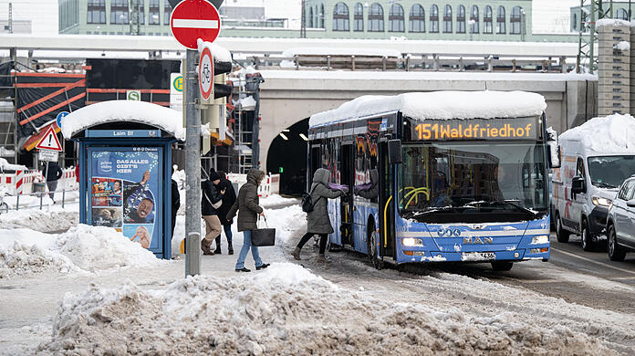 Ein Bus der Linie 151 hält an der Haltestelle "Laim Bahnhof". Die Busse haben erst Montag wieder den Betrieb richtig aufgenommen.