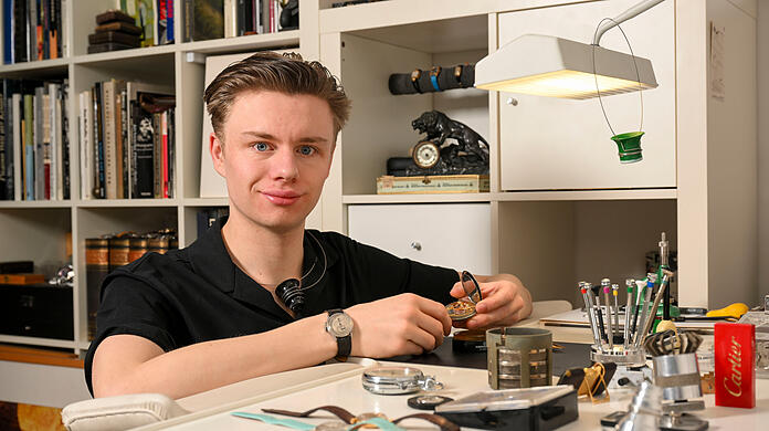 Leon Magerstädt in seiner Uhrenwerkstatt. Er besitzt bis zu 200 Armbanduhren, teils besondere Stücke. Viele davon zeigt er auf seinem Instagram-Account „munichvintagewatches“. Die Marken kennt man als Laie kaum. Im Bild trägt er eine Venus 140 Chronograph.