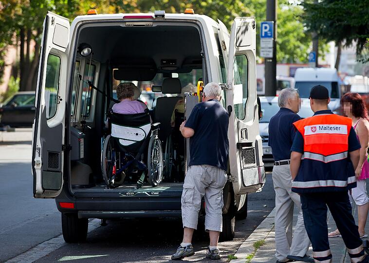Mitarbeiter des Malteser-Dienstes evakuieren in Altenheim.