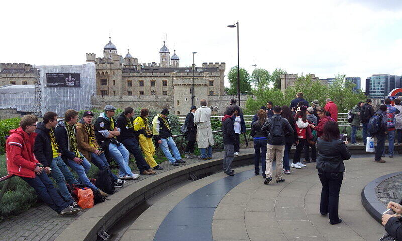 "Über Padington Station mit der Tube zur Themse." Eine kleine Rundfahrt durch London am Tag des großen Finale im Wembley-Stadion.