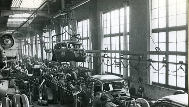 Eine Karosserie schwebt über dem Fließband, bereit, von den Arbeitern auf das Chassis geschraubt zu werden – so wurde 1938 in Chemnitz der Wanderer W 24 montiert. Eine Karosserie schwebt über dem Fließband, bereit, von den Arbeitern auf das Chassis geschraubt zu werden – so wurde 1938 in Chemnitz der Wanderer W 24 montiert.