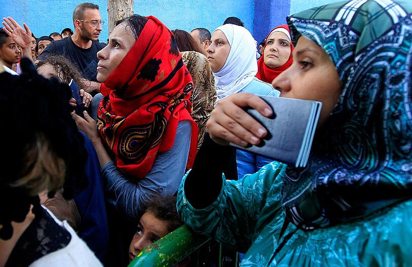 Syrerinnen warten auf Lesbos auf ihre Papiere &ndash; und eine Weiterreise.