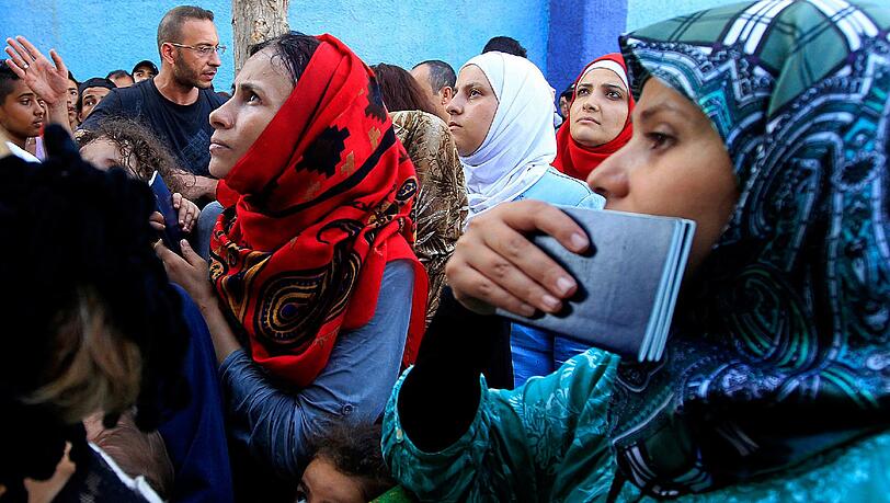 Syrerinnen warten auf Lesbos auf ihre Papiere – und eine Weiterreise. Syrerinnen warten auf Lesbos auf ihre Papiere – und eine Weiterreise.