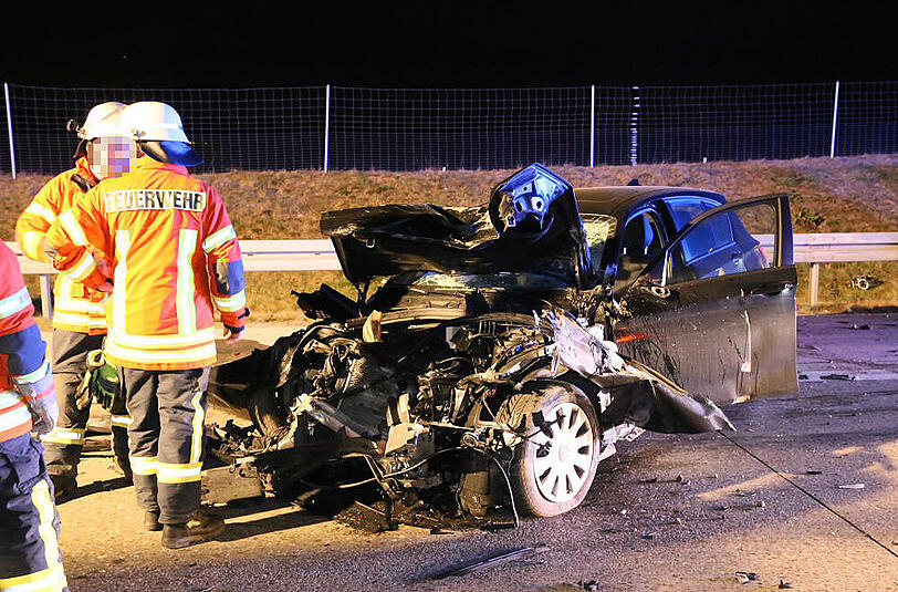 Bilder vom Verkehrsunfall auf der A94 Forstinning: Insgesamt fünf Autos und ein Lkw waren beteiligt.