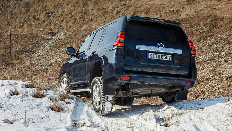 Das Fahrwerk des Land Cruiser lässt eine massive Achsverschränkung zu. Das Fahrwerk des Land Cruiser lässt eine massive Achsverschränkung zu.
