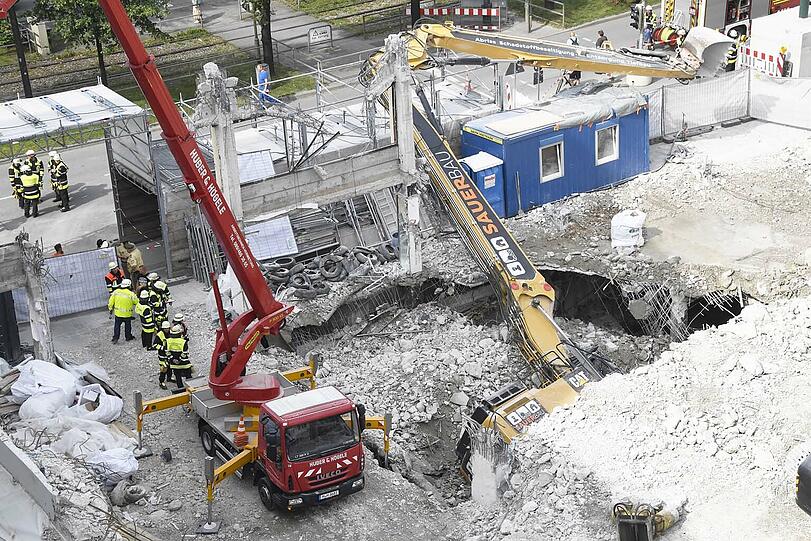Der Bagger kippte in die Baugrube, ein Kran musste ihn wieder aufrichten.