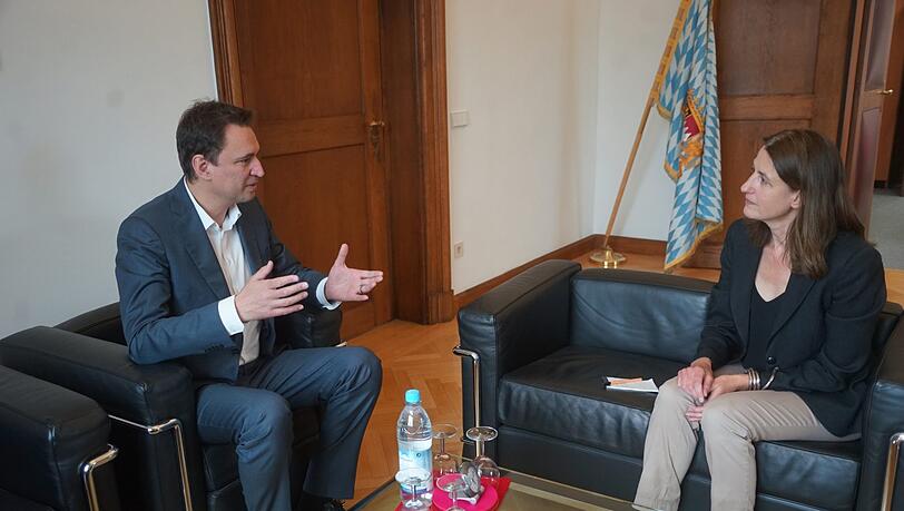 Georg Eisenreich im Gespräch mit AZ-Chefreporterin Nina Job.