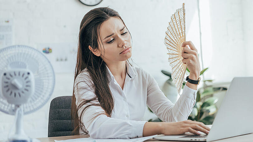 Während des Sommers sorgt ein Tischventilator im Büro für Abkühlung.
