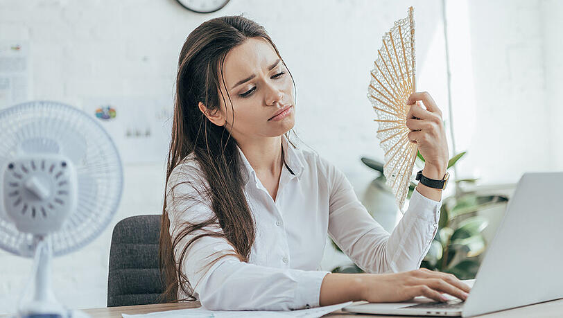 Während des Sommers sorgt ein Tischventilator im Büro für Abkühlung. Während des Sommers sorgt ein Tischventilator im Büro für Abkühlung.