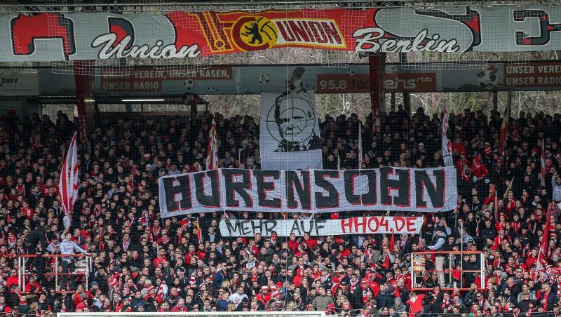 Unions Fans auf der Waldseite zeigen ein Banner mit dem Abbild von Dietmar Hopp im Fadenkreuz. Unions Fans auf der Waldseite zeigen ein Banner mit dem Abbild von Dietmar Hopp im Fadenkreuz.