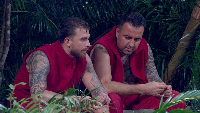 Während die anderen Stars am Lagerfeuer mächtig Spaß haben, sitzen Cosimo Citiolo (r.) und Gigi Birofio abseits. Cosimo hadert mit seinem Leben.