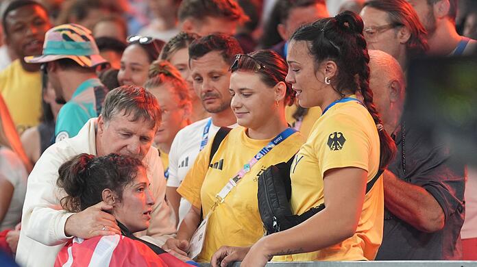 Freunde, Familie und Trainingspartner schaffen es kaum, Judoko Miriam Butkereit zu trösten.