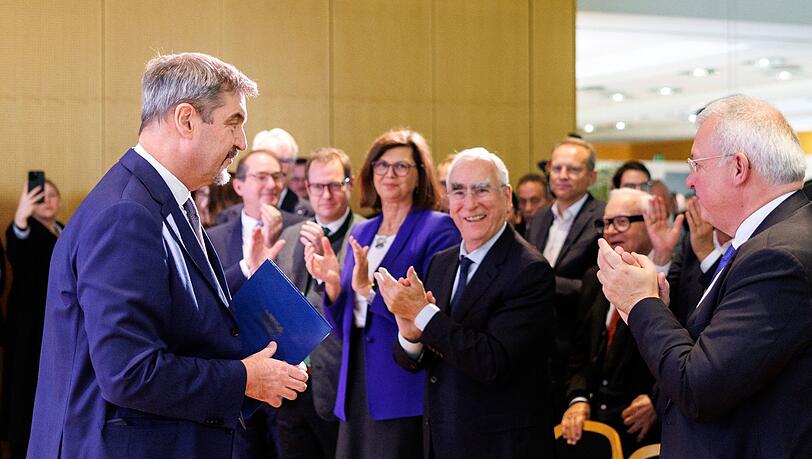 Auch viele ehemalige Spitzenfunktionäre der CSU, etwa "Mr. Euro" Theo Waigel, nahmen an der Feier teil. Auch viele ehemalige Spitzenfunktionäre der CSU, etwa "Mr. Euro" Theo Waigel, nahmen an der Feier teil.