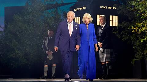 K&ouml;nig Charles III. und K&ouml;nigin Camilla bei der Er&ouml;ffnung der Commonwealth Games. Im Hintergrund ist die TARDIS zu sehen.