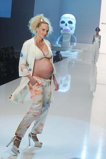 Bei der Fashion Week in Madrid lassen Models für Mercedes-Benz tief blicken. In der Welt der "Stars und Sternchen" gibt es genügend Beispiele für extrem offenherzige Mode - klicken Sie sich in der Bilderstrecke durch die größten Kleiderpannen und Hingucker der Promis.