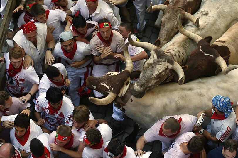 Brutal - und brutal gefährlich: Bei der alljährlichen Stierhatz in Pamplona werden zahlreiche Menschen verletzt. Gleich am ersten Tag 2013 sind es vier.