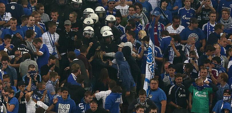Polizei stürmt den Fanblock: Die Bilder vom Schalke-Spiel gegen Saloniki