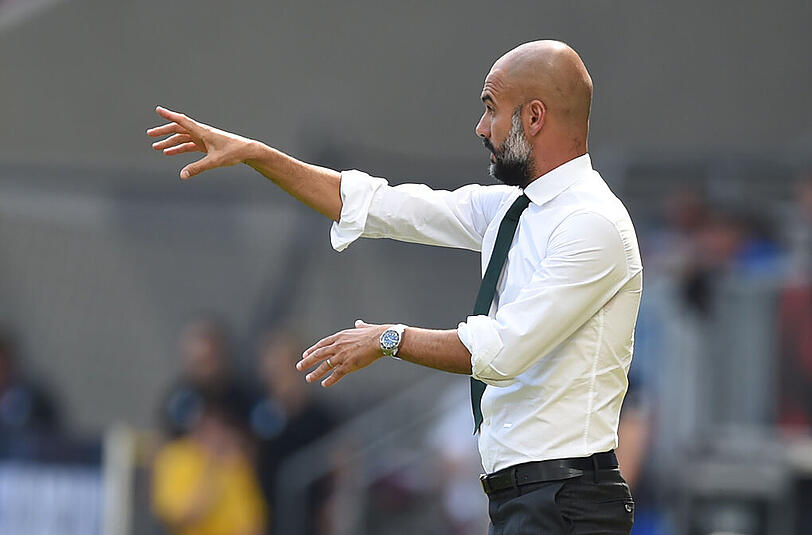 Ein Spiel mit reichlich Schweiß-Pozenzial: Bayern-Trainer Pep Guardiola während der Partie in Hoffenheim.