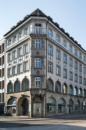 Marienplatz 21: Das fünfgeschossige Wohn- und Geschäftshaus in historisierenden Formen wurde 1911 nach Plänen von Georg Meister und Oswald E. Bieber errichtet.