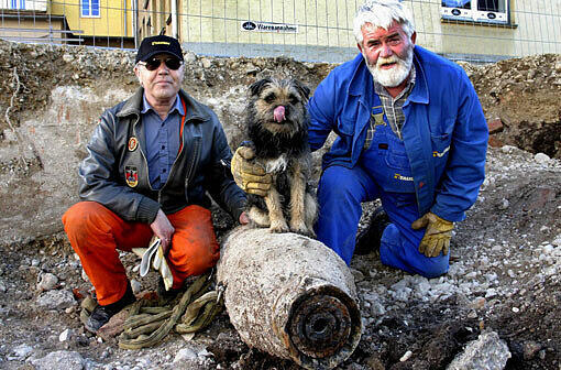 Einer der wichtigsten Männer an diesem Tag: Günther Sobieralski (l.) mit Sprengstoffspürhund Rusty und Kollege Sprengmeister Hans Döhring. Er soll die Bombe ungefährlich machen (Hier ein Archivbild mit einer entschärften Bombe).