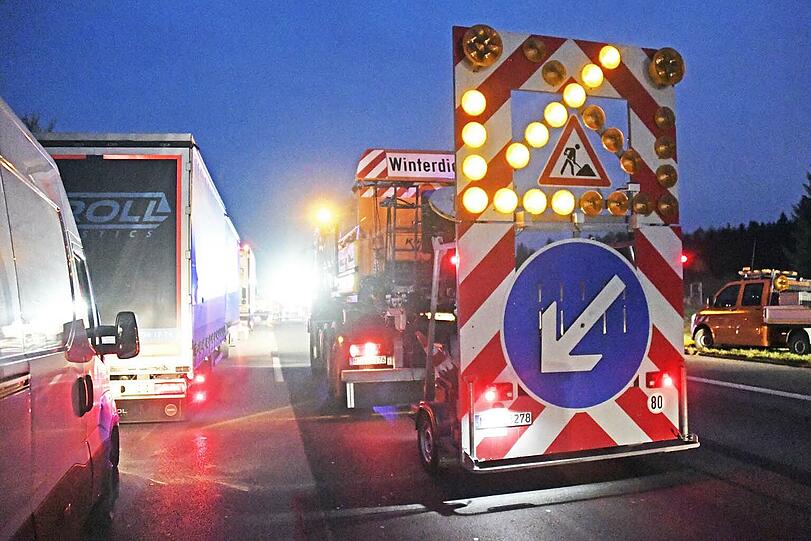 Nachdem der Lkw in den Sicherungsanhänger gekracht war, brannte dieser aus. Die Bilder.