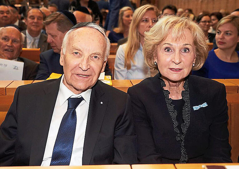 Mit Gattin und Kippa: Ex-Ministerpräsident Edmund Stoiber und seine Karin.