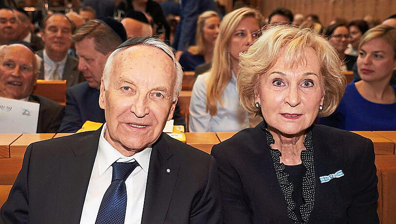 Mit Gattin und Kippa: Ex-Ministerpräsident Edmund Stoiber und seine Karin.