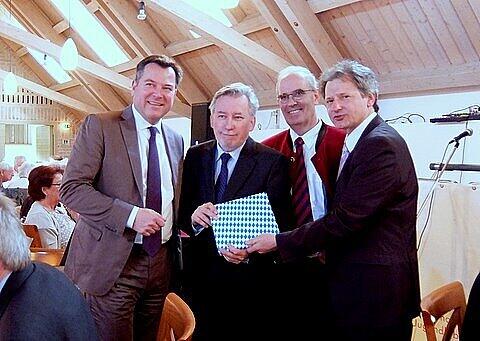 Beim Fischessen mit dabei (Von links): OB-Kandidat Josef Schmid, BR-Hörfunkdirektor Johannes Grotzky, Stadtrat Richard Quaas und der BBV-Vorsitzende Andreas Ellmaier.
