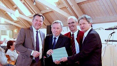 Beim Fischessen mit dabei (Von links): OB-Kandidat Josef Schmid, BR-Hörfunkdirektor Johannes Grotzky, Stadtrat Richard Quaas und der BBV-Vorsitzende Andreas Ellmaier. Beim Fischessen mit dabei (Von links): OB-Kandidat Josef Schmid, BR-Hörfunkdirektor Johannes Grotzky, Stadtrat Richard Quaas und der BBV-Vorsitzende Andreas Ellmaier.