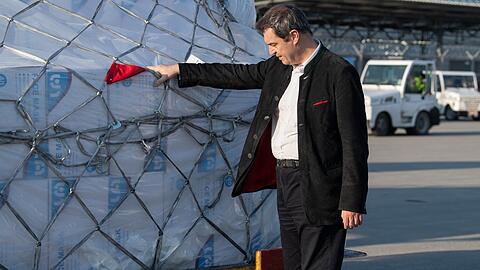 7. April 2020: Ministerpräsident Markus Söder (CDU) nimmt am Münchner Flughafen stolz eine Lieferung chinesischer Masken entgegen.