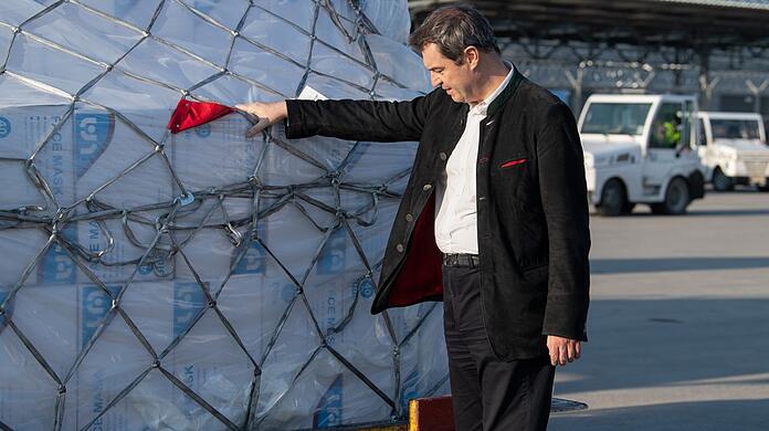 7. April 2020: Ministerpräsident Markus Söder (CDU) nimmt am Münchner Flughafen stolz eine Lieferung chinesischer Masken entgegen.